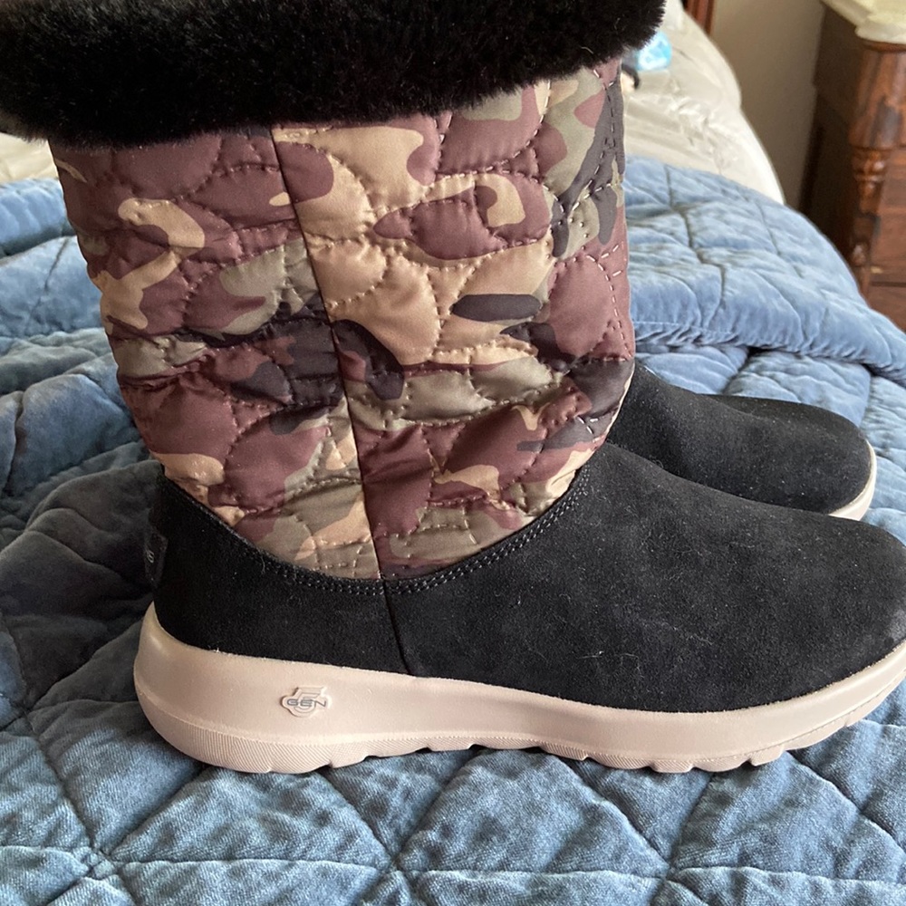 Skechers Camo print fur lined ankle snow boots! Size 7, worn once!